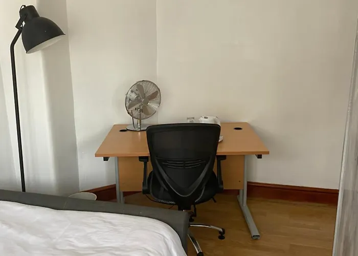 35 Holborn Road London E13 8Ph